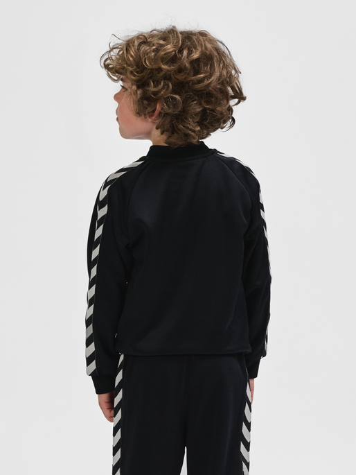 hmlNEWI ZIP JACKET, BLACK, model