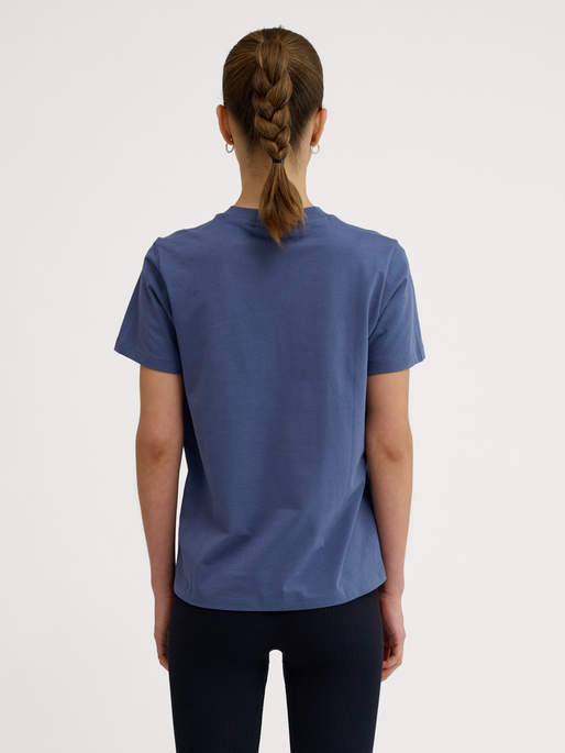 hmlPULSE W T-SHIRT, BLUE INDIGO, model