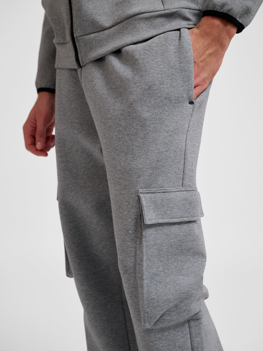 hmlTECH FLEECE LOOSE CARGO PANTS, GREY MELANGE, model