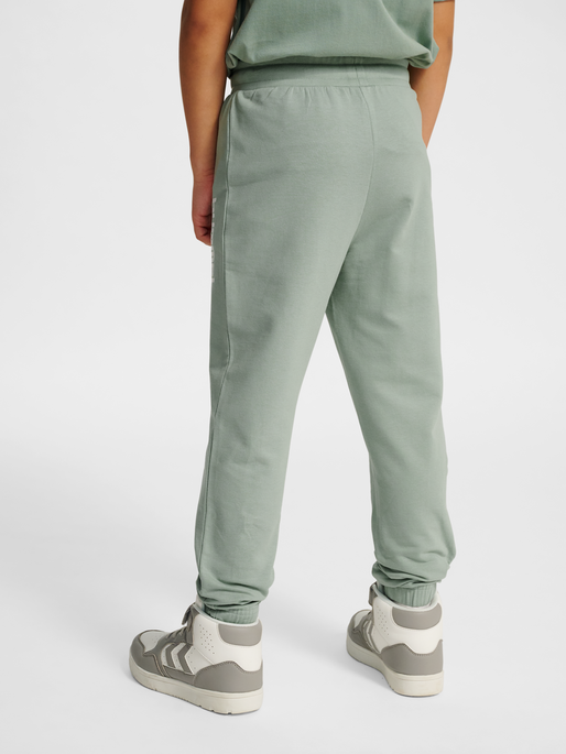 hmlTUKAS PANTS, ICEBERG GREEN, model
