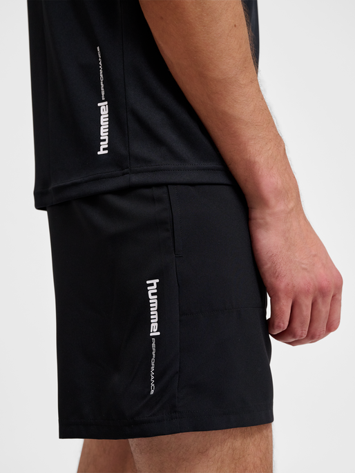 hmlPULSE WORKOUT SHORTS, BLACK, model