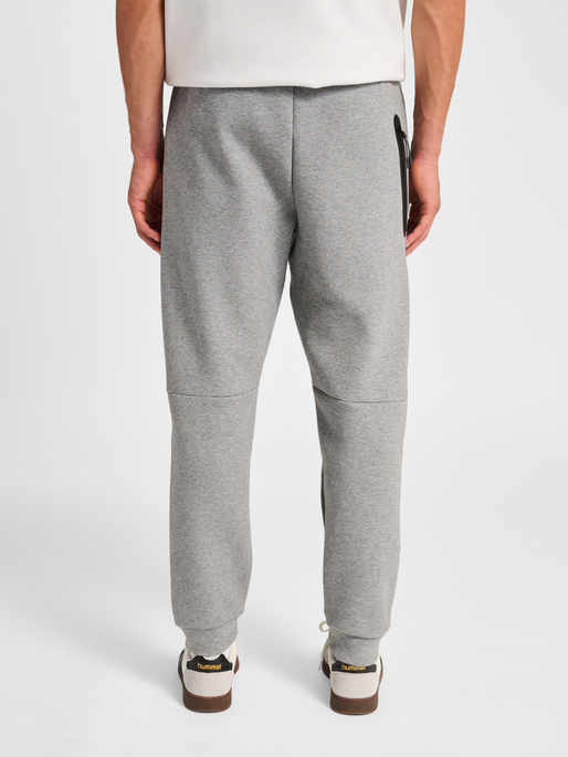hmlTECH FLEECE REGULAR PANTS, GREY MELANGE, model