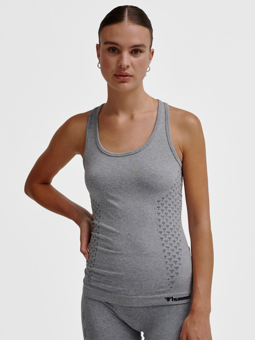 hmlCI SEAMLESS TOP, GREY MELANGE, model