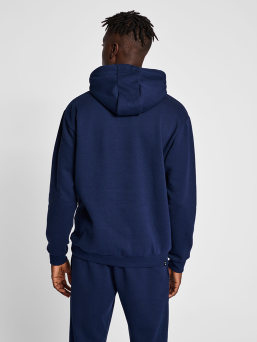 hmlMOVER COTTON HOODIE, MARINE, model