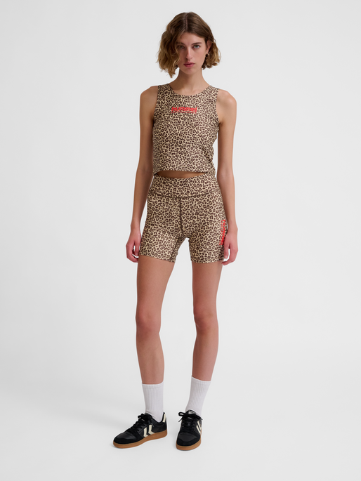 hmlFAST MID WAIST TIGHT SHORTS, BOULDER, model