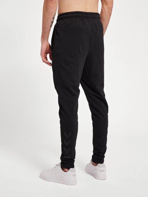 hmlISAM 2.0 TAPERED PANTS, BLACK, model