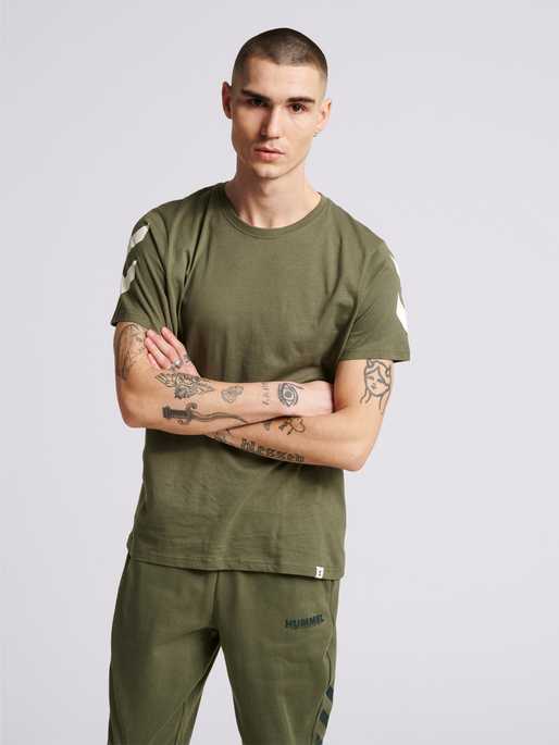 hmlLEGACY CHEVRON T-SHIRT, BEETLE, model