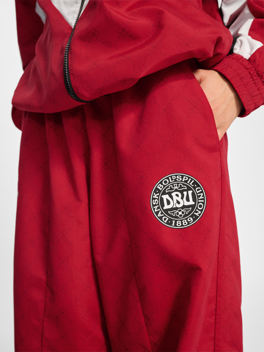 hmlTRACKSUIT PANTS DBU ROTATE, TANGO RED, model