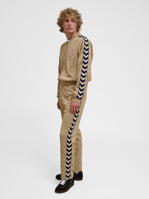 hmlARCHIVE REGULAR POLY PANTS AOP, CORNSTALK, model