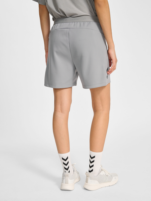 hmlCIMA 2.0 SHORTS WOMAN, ALLOY, model