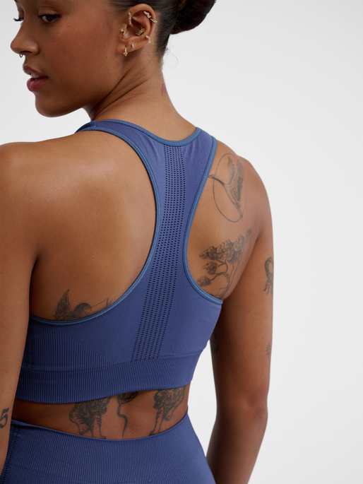 hmlMT SHAPING SEAMLESS SPORTS TOP, BLUE INDIGO, model