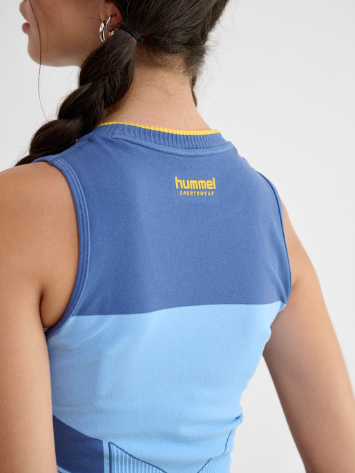 hmlSEAMLESS TOP, LICHEN BLUE, model