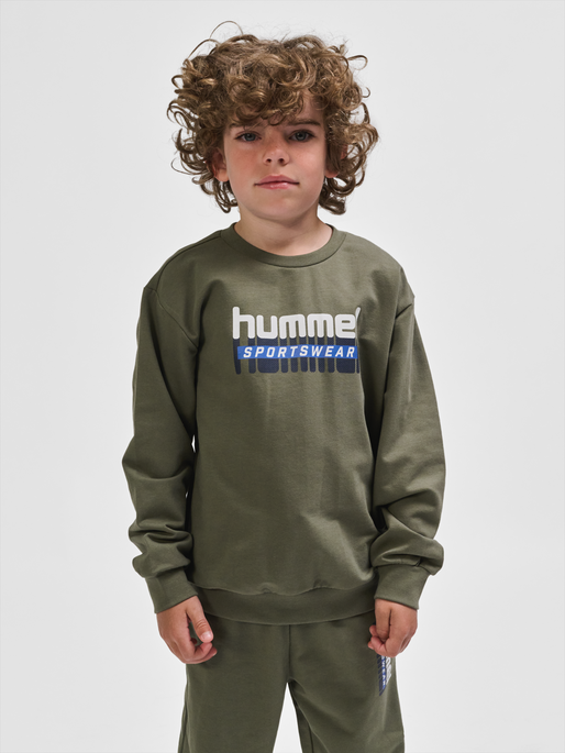 hmlTUKAS SWEATSHIRT, DUSTY OLIVE, model
