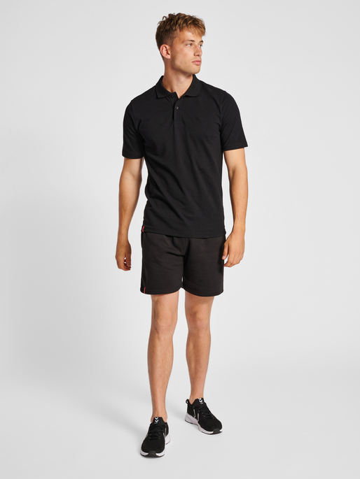 hmlRED BASIC SWEAT SHORTS, BLACK, model