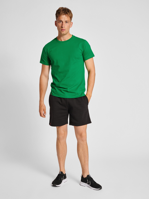 hmlRED HEAVY T-SHIRT S/S, JOLLY GREEN, model