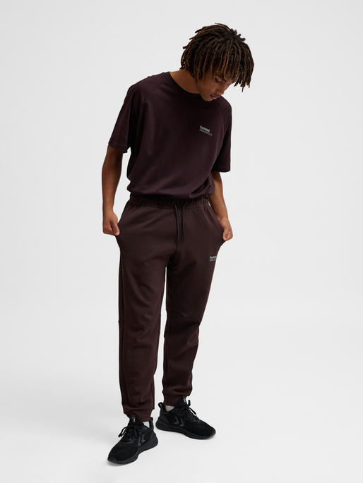 hmlTECH FLEECE REGULAR PANTS, CHOCOLATE PLUM, model