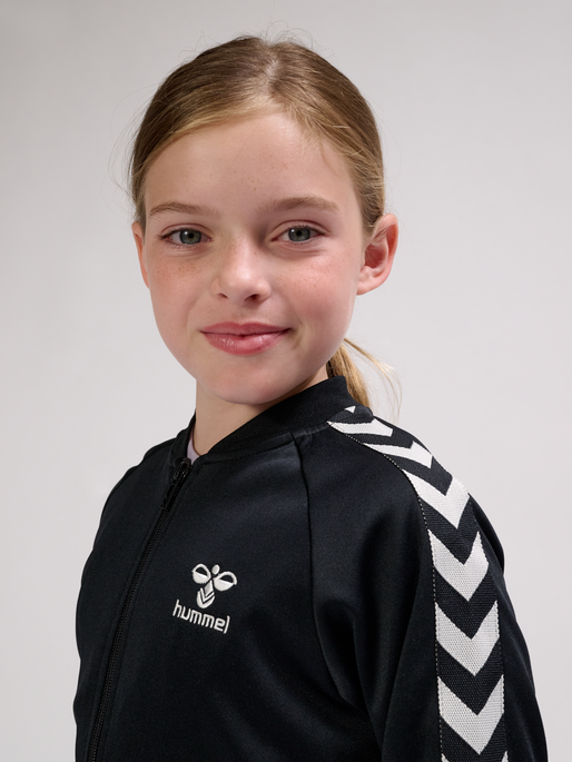 hmlNEWI ZIP JACKET, BLACK, model