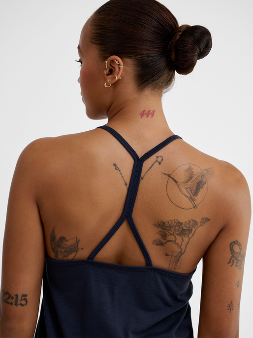 hmlMT VANJA STRAP TANKTOP, NIGHT SKY, model