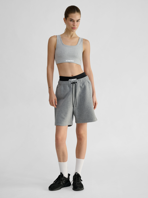 hmlTECH FLEECE SHORTS, GREY MELANGE, model