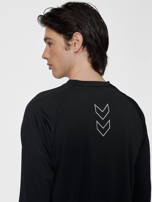 hmlCOURT LIGHT WEIGHT T-SHIRT L/S, BLACK, model