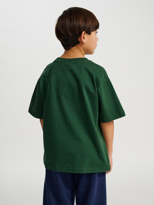 hmlJR LOOSE T-SHIRT S/S BEE, DARK GREEN, model