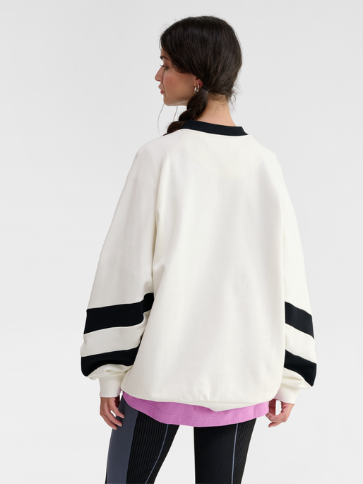 hmlOVERSIZED CREW SPORTSWEAR SWARM, TOFU, model