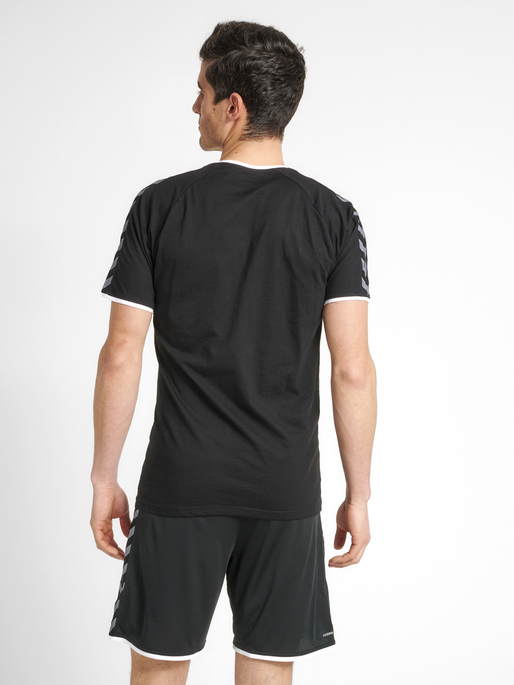 hmlAUTHENTIC TRAINING TEE, BLACK/WHITE, model