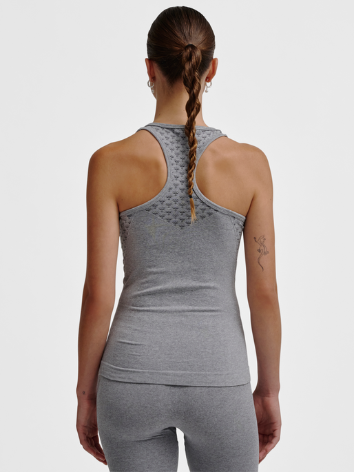 hmlCI SEAMLESS TOP, GREY MELANGE, model