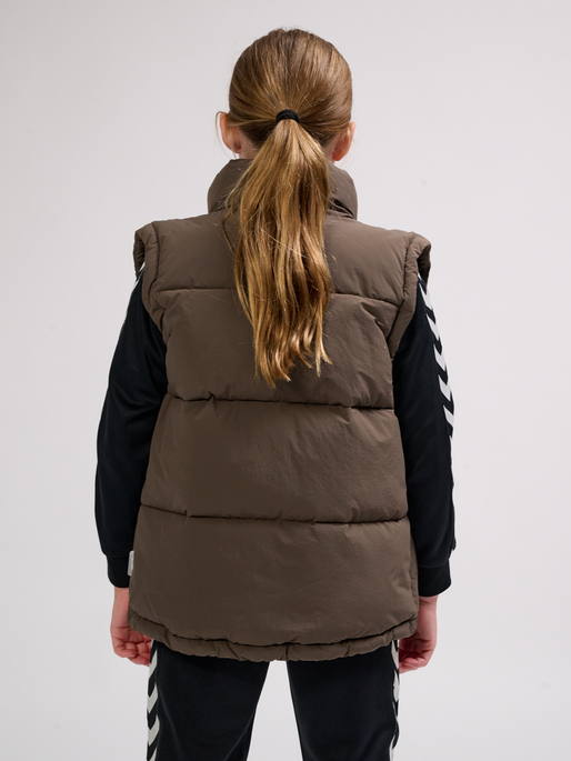 hmlCRISP TEX VEST, MAJOR BROWN, model