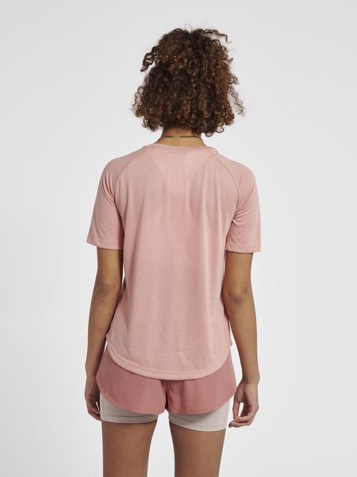 hmlMT VANJA T-SHIRT, ROSE TAN, model