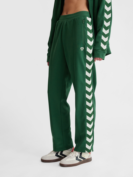 hmlARCHIVE REGULAR POLY PANTS, EDEN, model