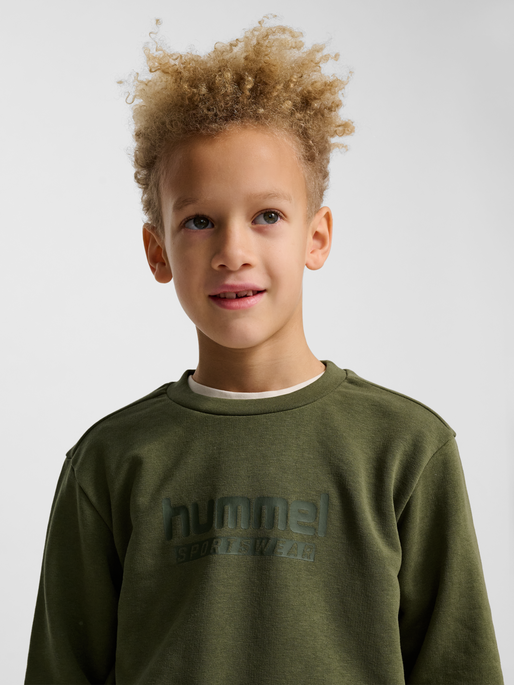 hmlJR BASE SWEATSHIRT, WINTER MOSS, model