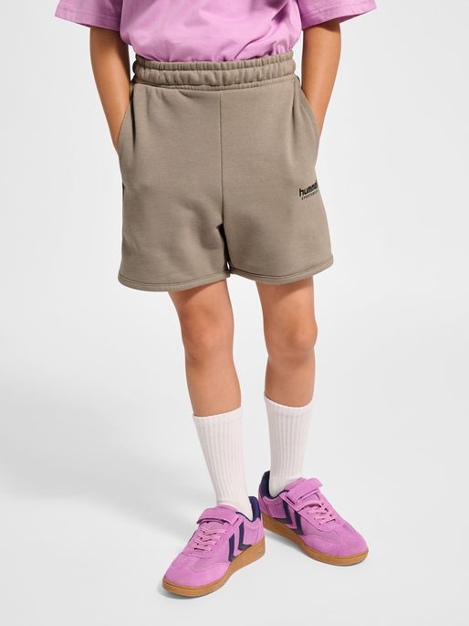 hmlJR LOOSE UNI SHORTS, ROCK RIDGE, model