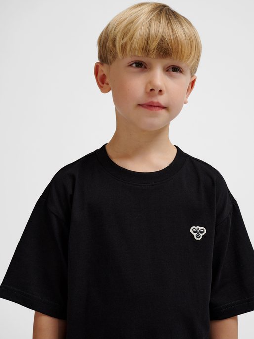 hmlJR LOOSE T-SHIRT S/S BEE, BLACK, model