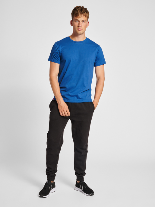 hmlRED BASIC T-SHIRT S/S, TRUE BLUE, model