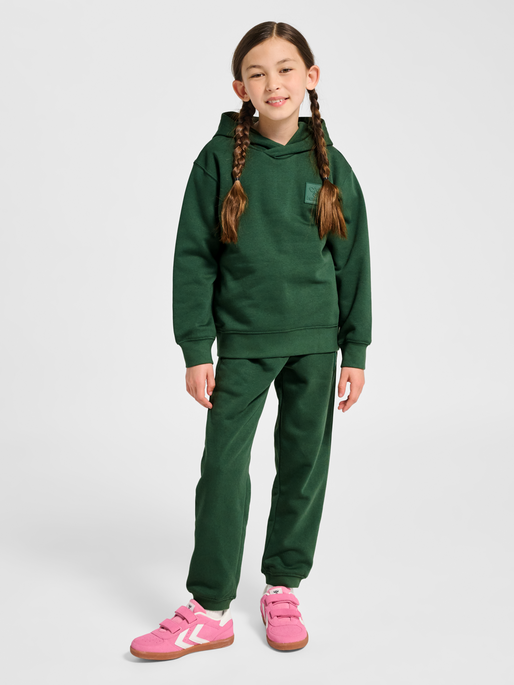 hmlCLEAN HOODIE, DARK GREEN, model