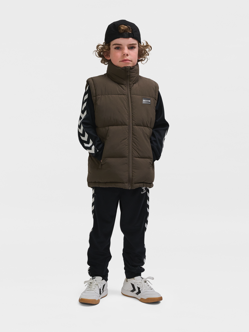hmlCRISP TEX VEST, MAJOR BROWN, model