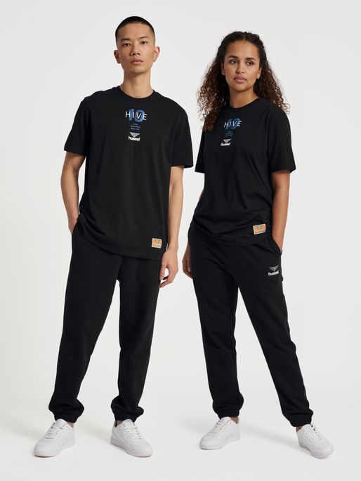 hmlHIVE AIDEN T-SHIRT, BLACK, model