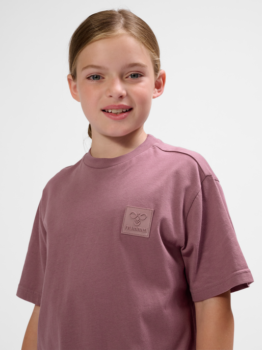 hmlCLEAN T-SHIRT S/S, ROSE TAUPE, model