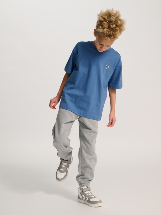 hmlJR LOOSE T-SHIRT S/S BEE, DUTCH BLUE, model