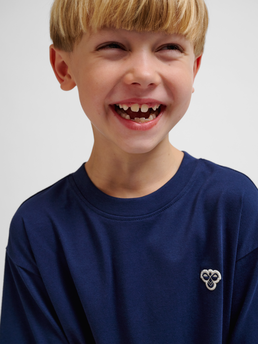 hmlJR LOOSE T-SHIRT S/S BEE, DRESS BLUES, model