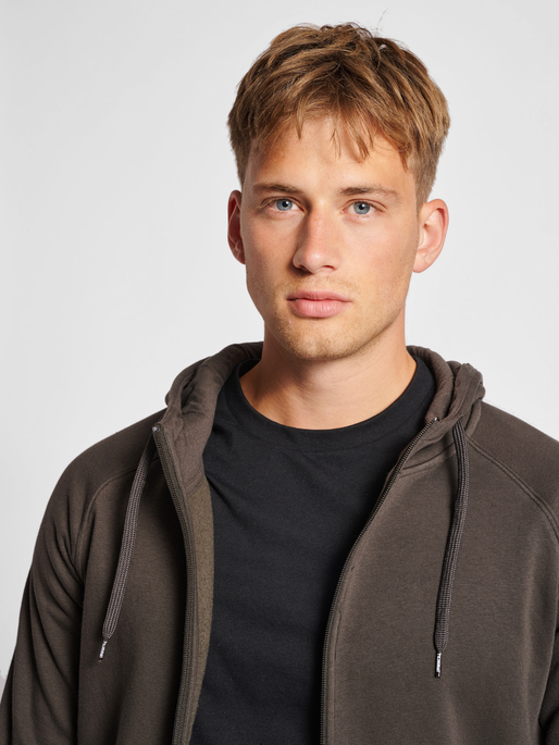 hmlRED CLASSIC ZIP HOODIE, RAVEN, model