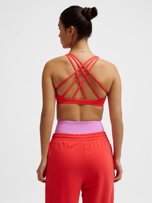 hmlFAST IMPACT STRAP BRA, HIBISCUS, model