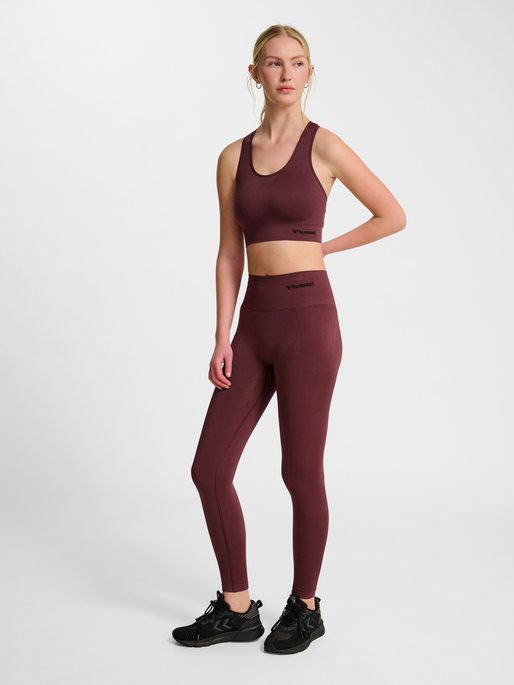 hmlTIF SEAMLESS SPORTS TOP, FUDGE, model