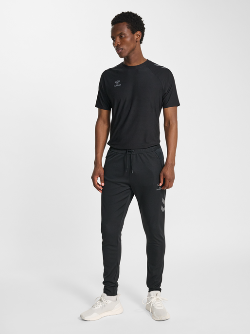 hmlCIMA 2.0 PANTS, BLACK, model