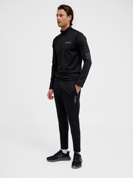 hmlTE STRENGTH PL HALF ZIP, BLACK, model
