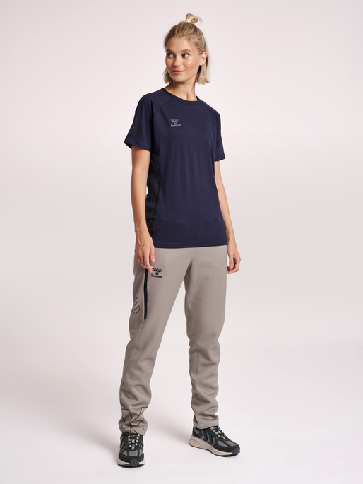 hmlCIMA XK T-SHIRT S/S WOMAN, MARINE, model