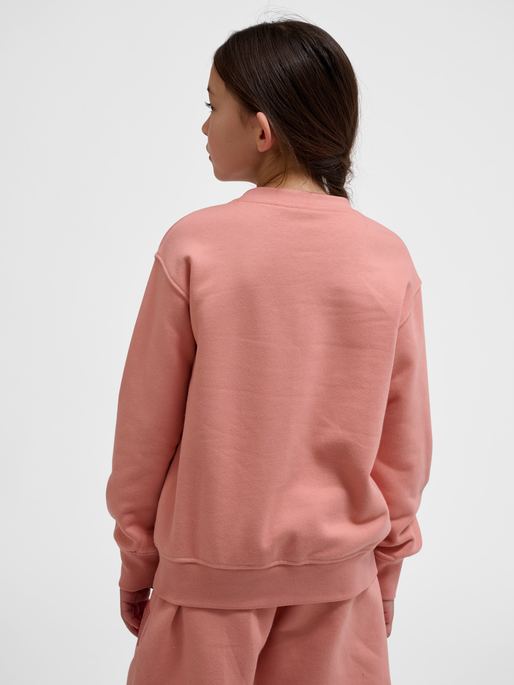hmlCLEAN SWEATSHIRT, ROSE DAWN, model