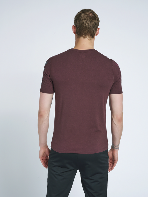 hmlMACE T-SHIRT, FUDGE, model