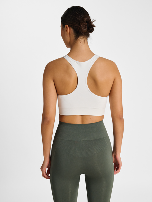 hmlTIF SEAMLESS SPORTS TOP, WHITE, model
